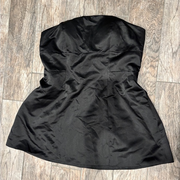 Elegant Y2K Black Strapless Dress - Picture 2 of 4